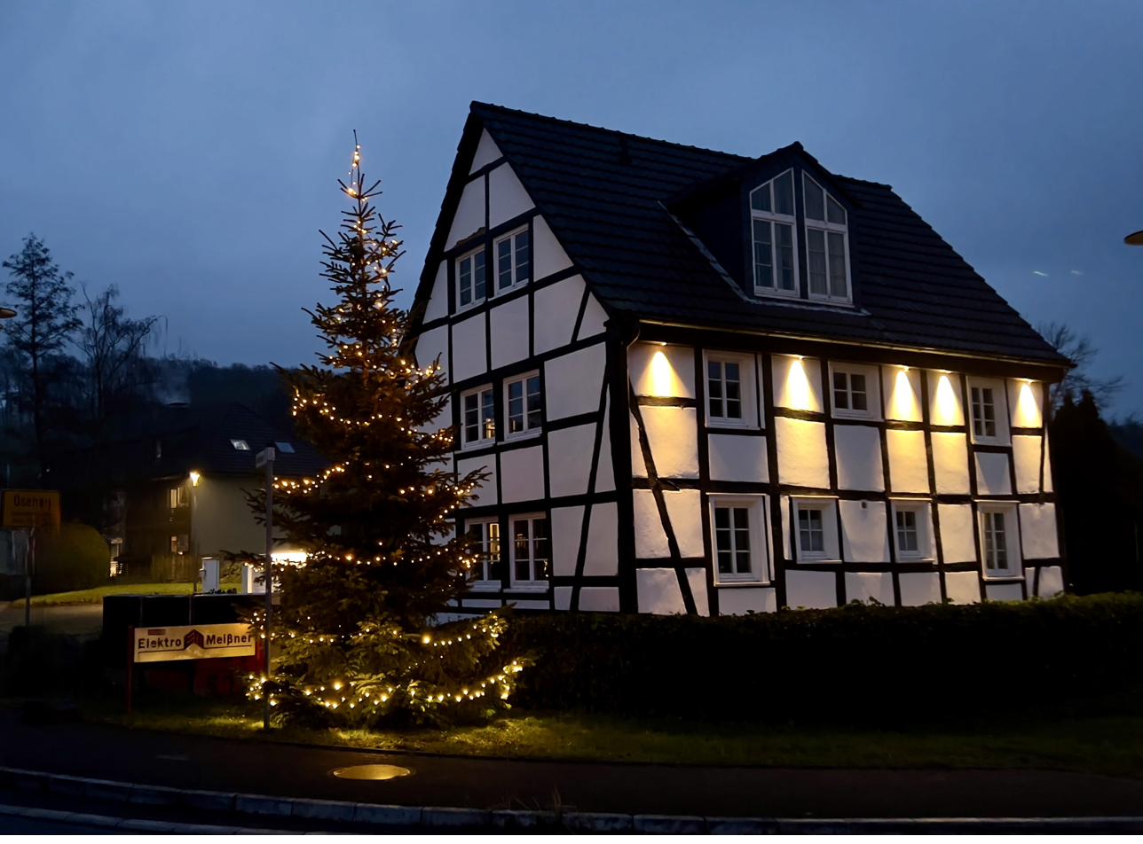 Beleuchtetes Fachwerkhaus in Osenau zur Winterzeit.